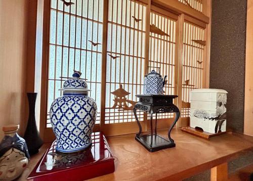 a group of vases sitting on a table in a room at 640平米・海景房・独栋别墅・古民家“唯未亭” in Bōde