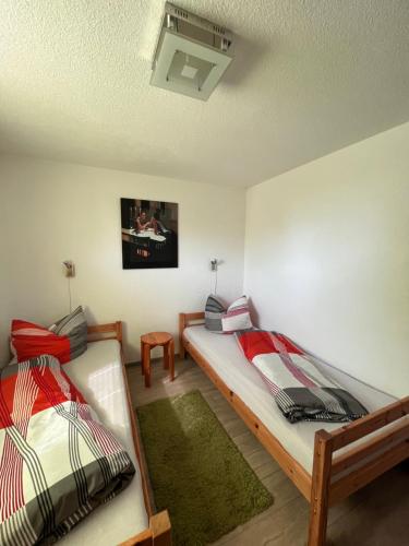 2 aparte bedden in een kamer met een tv bij Ferienunterkunft Lucy in Satow
