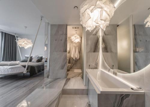 別爾斯科－比亞瓦的住宿－Eclipse Silver Room，带浴缸和大吊灯的浴室。