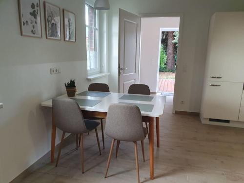 a dining room table and chairs in a kitchen at Ferienwohnung Sieben Eulen in Garrey (Hoher Fläming) in Garrey