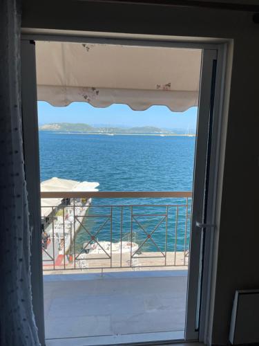 a window view of the ocean from a cruise ship at ΜΕ ΘΕΑ ΤΗΝ ΓΟΡΓΟΝΑ in Preveza