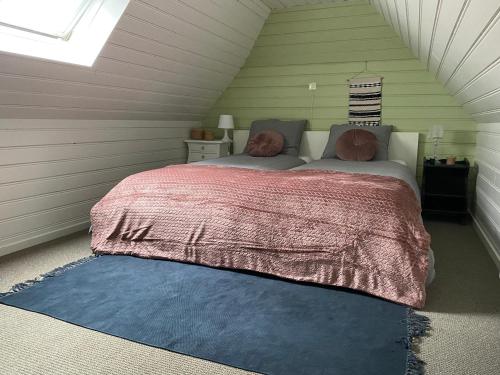 een slaapkamer met een bed op zolder bij Voel je thuis in Zwolle