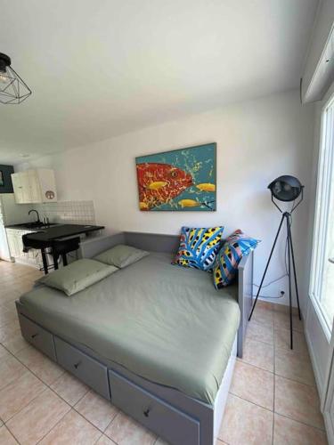 une chambre avec un lit dans une pièce avec une table dans l'établissement studio terrasse proche technopole et marine, à Brest