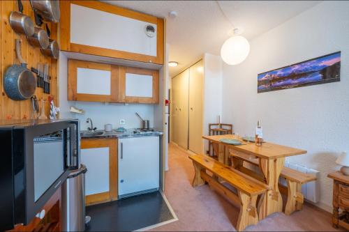 uma cozinha e sala de jantar com uma mesa de madeira e uma mesa de mesa em Chamonix Sud - Bâtiment Iris 374 - Happy Rentals em Chamonix-Mont-Blanc