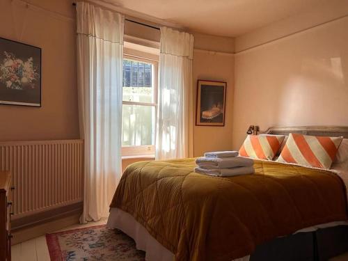 Cama ou camas em um quarto em The Courtyard - Garden flat near Brighton seafront