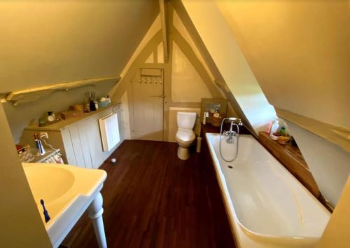 un bagno con lavandino, vasca e WC di L’Agapé : Le charme absolu de la Normandie a Saint-Pierre-Azif