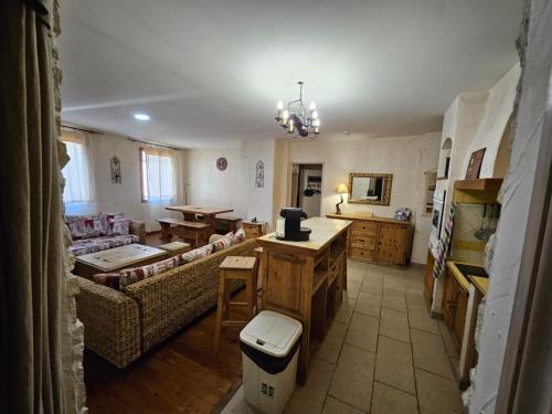 un salon avec un canapé et une table dans l'établissement Blaise 4 pieces, à Saint-Étienne-de-Tinée