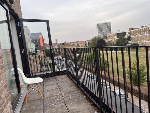 balcón con silla y vistas a la ciudad en Beautiful 2 Bed Apartment In Bow en Londres
