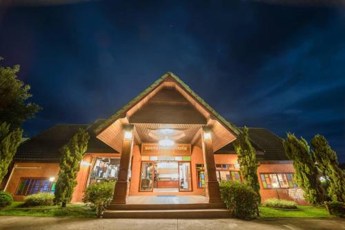 a building with the front door lit up at night at ดอยหมอกดอกไม้รีสอร์ท DoiMok DokMai Resort in Mae Salong