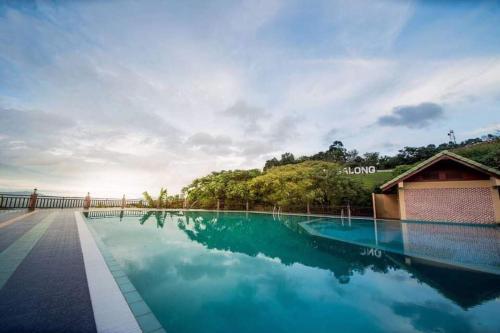Bazén v ubytování ดอยหมอกดอกไม้รีสอร์ท DoiMok DokMai Resort nebo v jeho okolí