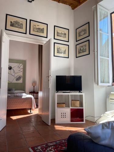 uma sala de estar com uma televisão de ecrã plano na parede em Luminoso appartamento in centro Storico em Roma