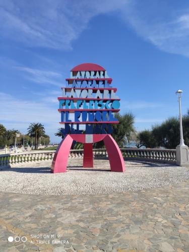 una scultura di una pila di bottiglie su un marciapiede di delizioso appartamento a San Benedetto del Tronto