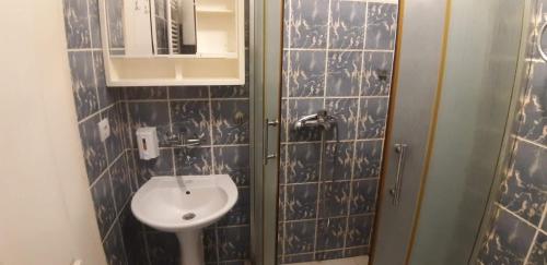 Un baño de Rosso Apartments 2