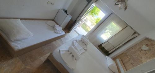 Bademli的住宿－GÖKÇEADA BATIHAN OTEL，卧室享有上方的景致,配有1张床和1扇窗户。
