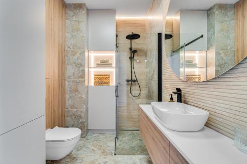 Koupelna v ubytování Poniatowskiego Parkside Studio~Parking and lift