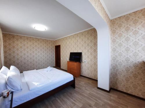 a hotel room with a bed and a television at 2 кімнатна квартира з 4 окремими ліжками і кондиціонером Документи для відряджень Мережа AlexApartments Безконтактне заселення 24-7 in Poltava