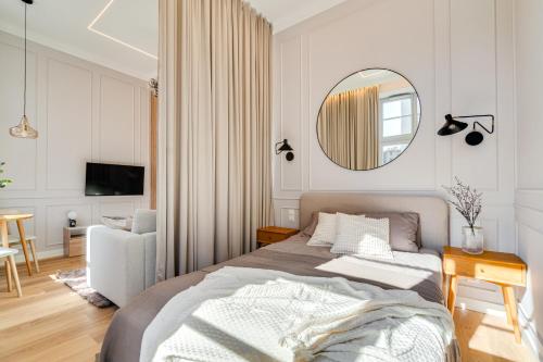 Postel nebo postele na pokoji v ubytování Poniatowskiego Parkside Studio~Parking and lift