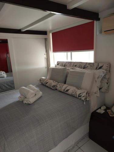 1 dormitorio con 1 cama con 2 toallas en Ipanema Posto8 Flat45m2 com mesanino rua Hotel Fasano, en Río de Janeiro