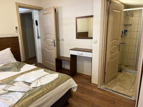 1 dormitorio con cama, lavabo y espejo en Sultan House, en Estambul