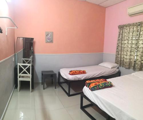 a room with two beds and a ladder at Hua Tang Homestay in Ipoh