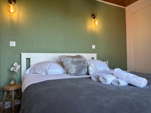 1 cama con almohadas en el dormitorio en Nouveau - Le Perdu de Vue - Château, en Lichtenberg