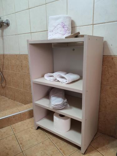 una mensola con asciugamani e asciugamani in bagno di Stergios_Apartments 04 a Kozani