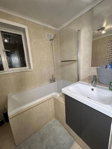 bagno con lavandino e vasca di Whole Apartment Near to London a Bromley