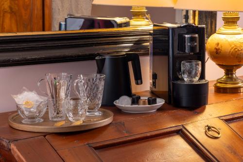 Příslušenství pro přípravu čaje a kávy v ubytování Hôtel Le Saint Gregoire