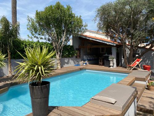 - une piscine avec une terrasse et une maison dans l'établissement Les Trois soleils, à Roquebrune-sur Argens
