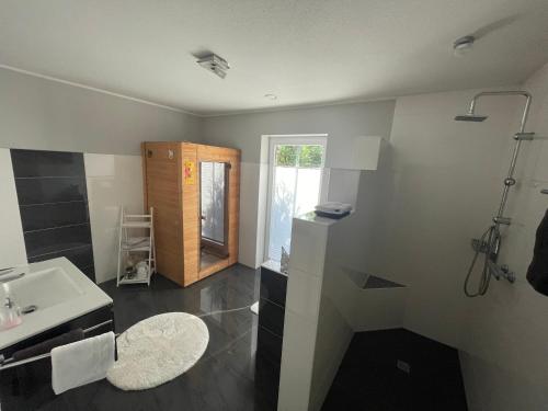 a bathroom with a sink and a toilet and a shower at Karins Kotte in Papenburg