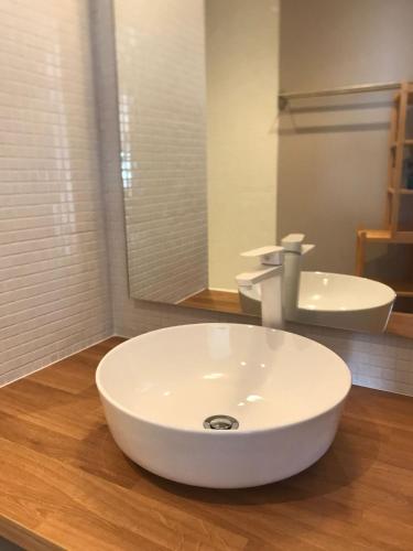 une salle de bain avec un lavabo blanc et un miroir dans l'établissement Le nid sur la mer, à Deauville