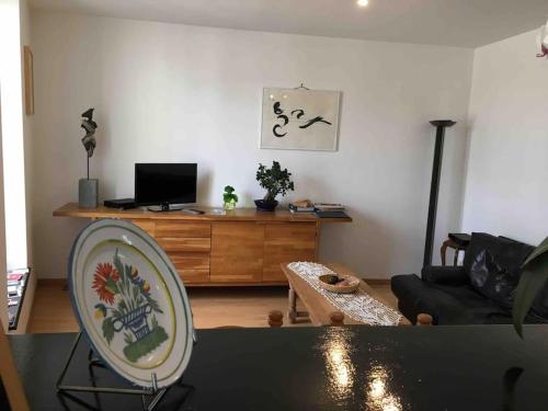 un salon avec un canapé et une table dans l'établissement Classé 2 étoiles - 3 chambres - Appartement Douillet au bord du Quai De Londres dans le cœur de la ville de VERDUN - Géré par Presta-Zen'Services, à Verdun-sur-Meuse