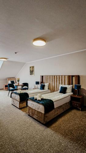 two beds in a hotel room with two bedsvisor at Pensjonat Miedziana Perła LUBIN in Lubin