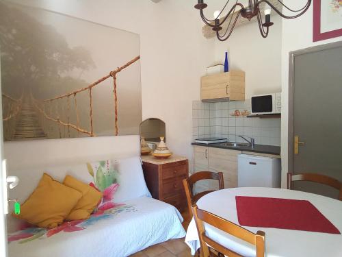 Habitación pequeña con cama y cocina en Mes deux Gîtes de l'Ocre en Villars