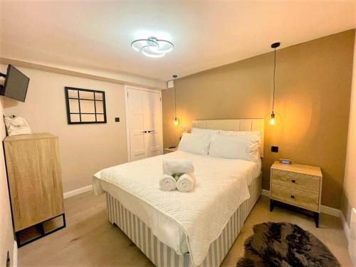 1 dormitorio con 1 cama con 2 toallas en Stylish, Central And Cosy 1BD Nr Canongate, en Edimburgo