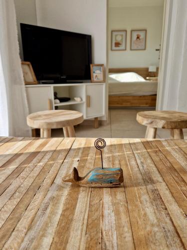 - un outil sur une table en bois dans le salon dans l'établissement Les flamants roses de la Capte T3, à Hyères