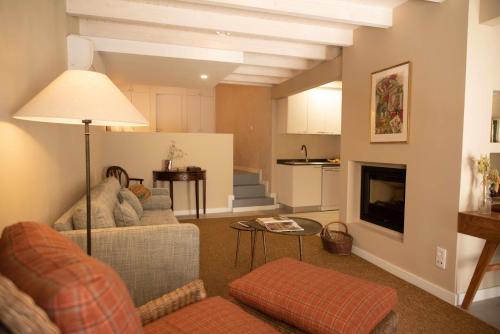 a living room with a couch and a fireplace at Casa Poesia - Santar in Santar