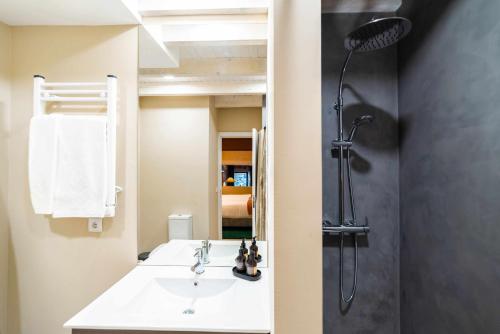 ein Badezimmer mit Waschbecken und Dusche in der Unterkunft Casa Poesia - Santar in Santar