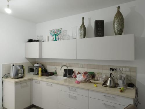 Virtuvė arba virtuvėlė apgyvendinimo įstaigoje מורדות עין כרם