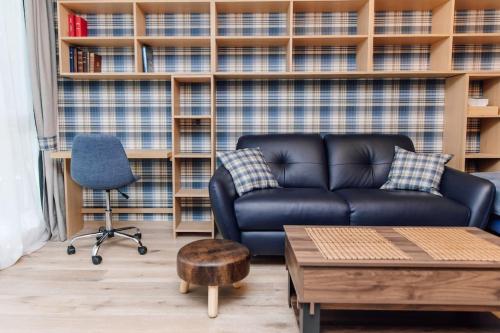 - un salon avec un canapé et une chaise dans l'établissement Studio design rénové/ Berges du Rhone, à Lyon