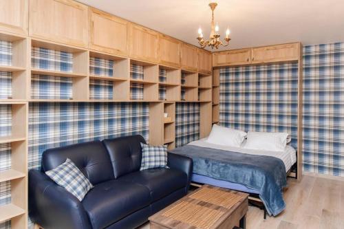 - une chambre avec un lit et un canapé dans l'établissement Studio design rénové/ Berges du Rhone, à Lyon