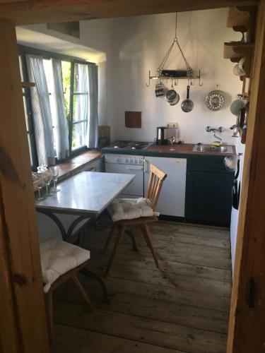 uma cozinha com uma mesa e uma mesa e cadeiras em Bel Etage - Historisches Refugium in der Altstadt von Ebersberg em Ebersberg