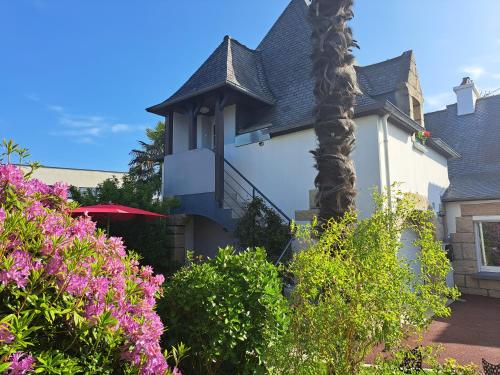 a house with pink flowers in front of it at LA TOURELLE in Morlaix