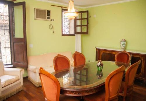 a dining room with a glass table and chairs at Departamento céntrico de estilo in Rosario