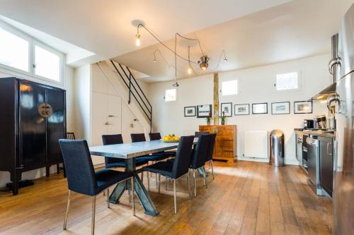 une cuisine et une salle à manger avec une table et des chaises dans l'établissement Rooftop garden in Paris, à Paris