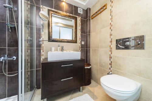 een badkamer met een toilet, een wastafel en een douche bij Flat with Pool Balcony 7 min to Konyaalti Beach in Antalya