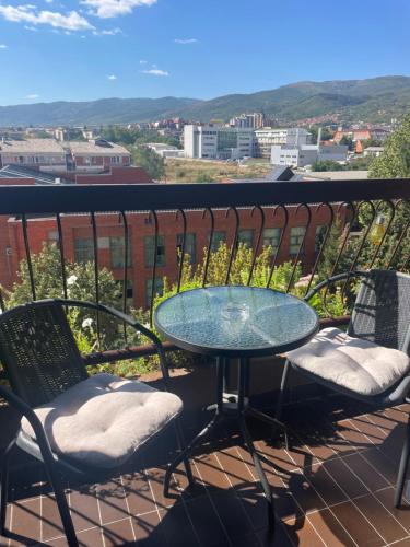 een tafel en stoelen op een balkon met uitzicht bij Michel FREE PARKING in Vranje