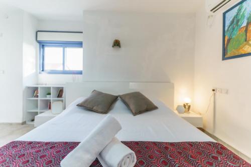 馬阿洛特塔希哈的住宿－הבית במעלות，一间卧室配有一张床,上面有两条毛巾