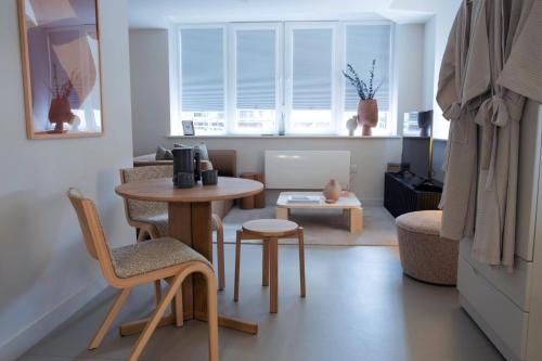 ein Wohnzimmer mit einem kleinen Tisch und Stühlen in der Unterkunft LIVINGWAY Roco in Liverpool
