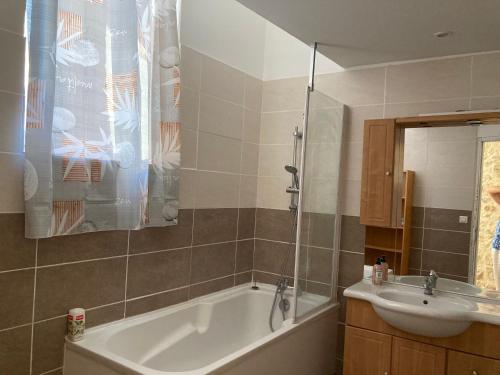bagno con lavandino, vasca e lavandino di Sab et Mica a Les Fumades-Les Bains